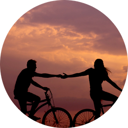 Pessoas na bicicleta